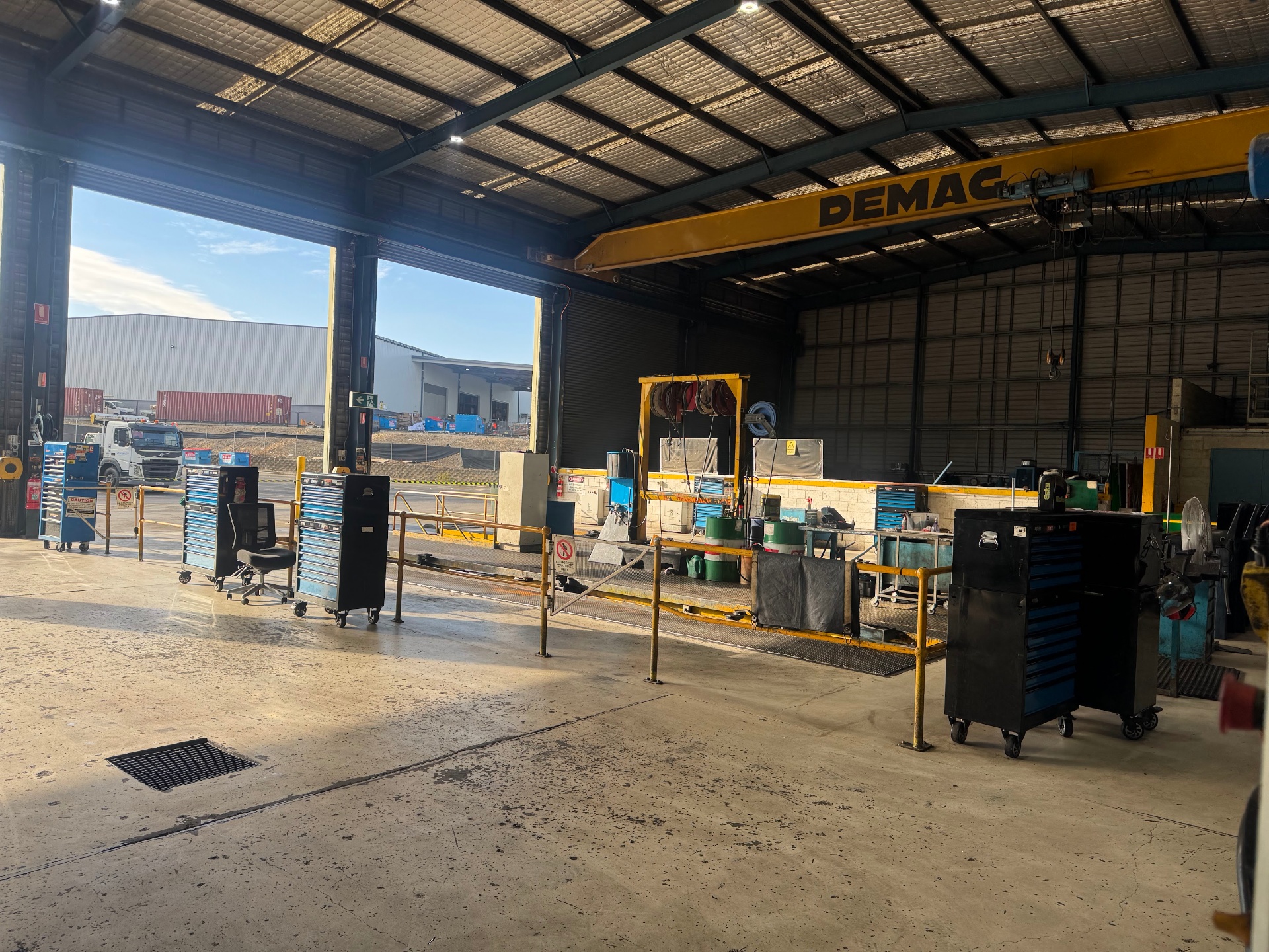 SmartWorx-supported workshop fit-out with overhead crane, lubrication and tooling