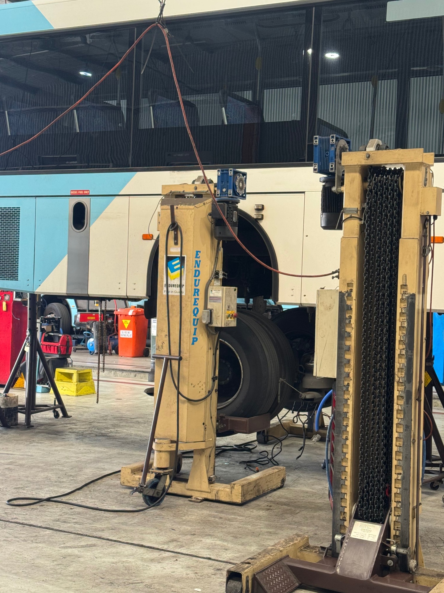 Endurequip column lift servicing a coach